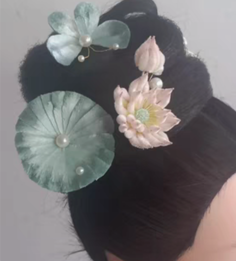 绒花荷花，蚕丝绒花纯手工制作，手机拍的颜色...