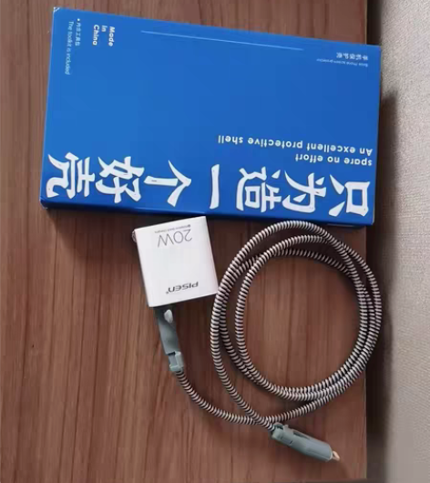 苹果13原装数据线+后配的品胜20W充电头...