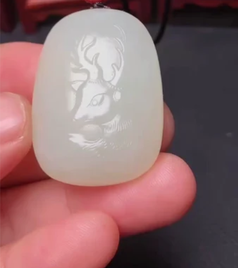 手机实拍。【白鹿随驾，主人升迁】鹿是帝位的...