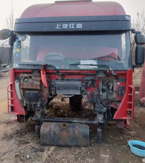 两台红岩杰狮二手拆车驾驶室 感兴趣的话给我...