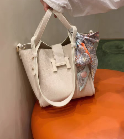 倾城之恋手提水桶包，全新带包装 感兴趣的话...