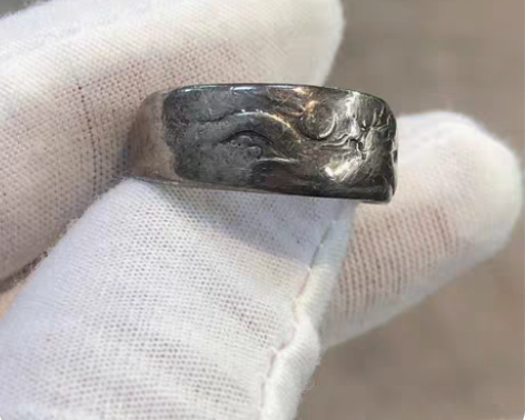 老银戒指龙图案老银戒指、包浆漂亮、里面字印...