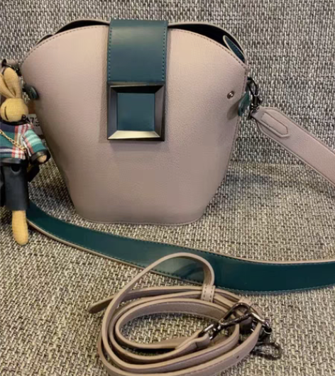 包邮水桶包，带娃娃挂件，配两根带子，可以单...