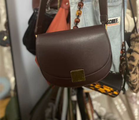 忘记啥牌子的马鞍包了 成色贼新 背的不多￥...