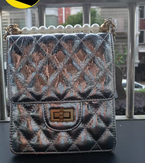 全新油蜡皮小香风斜挎包，吊牌在绒布内里，只...