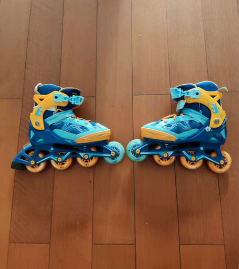 迪卡侬OXELO儿童轮滑鞋，自己小孩子用的...