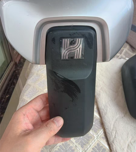 哈啰电动车坐垫+靠背，一整套，银色，全新。...