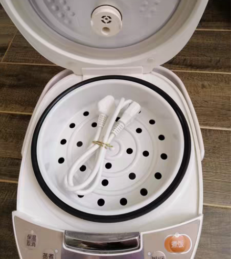 苏泊尔电饭煲，九成新，仅限油田自提 感兴趣...