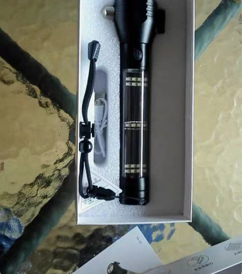 包邮全新多功能太阳能逃生救援手电筒,主要用...