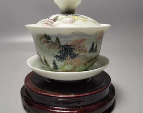 手绘浅降彩山水三才盖碗 感兴趣的话点“我想...