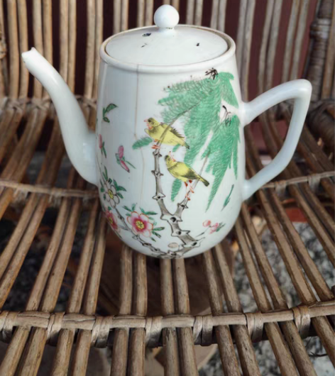 老茶壶粉彩老物件，品相自己看啊，图案不错啊...