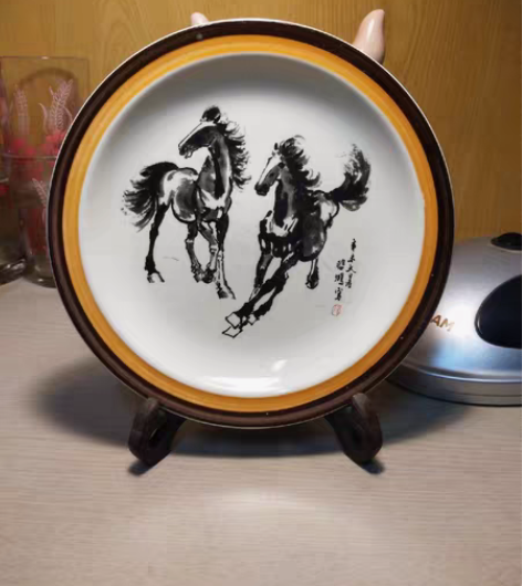 包邮徐悲鸿画奔马图瓷质赏盘，直径：18cm...