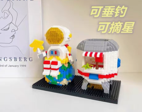包邮地球宇航员太空人笔筒积木M1010钓星...