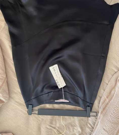 真丝鱼尾裙。S码。全新吊牌未拆。 感兴趣的...