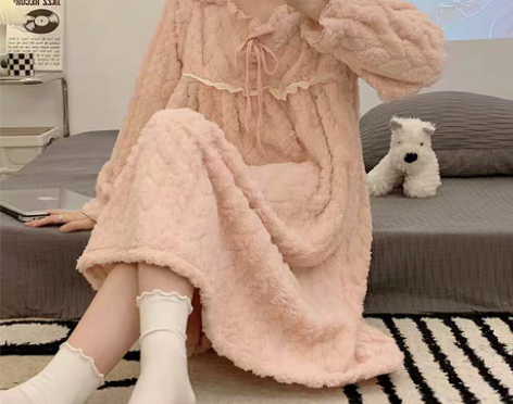 转卖珊瑚绒睡裙 下水一次 仅试穿 领口有点...