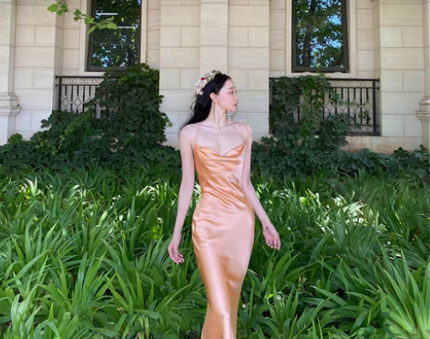 转卖XIAOLI蜜桃性感吊带露背v领连衣裙...