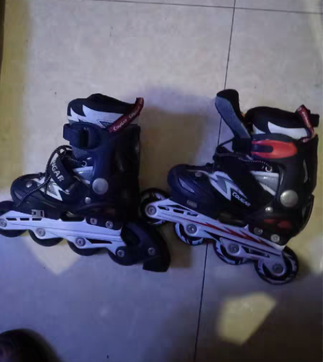 包邮小孩旱冰鞋没穿几回，挺新。美洲狮大品牌...