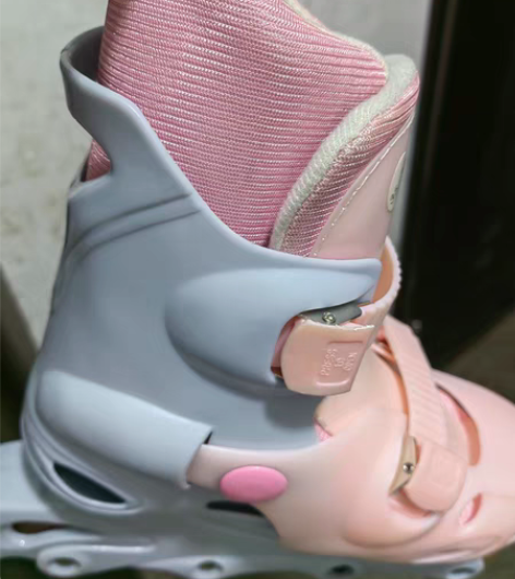 天鹅，旱冰鞋 娃儿小时候的，可以调节大小的...