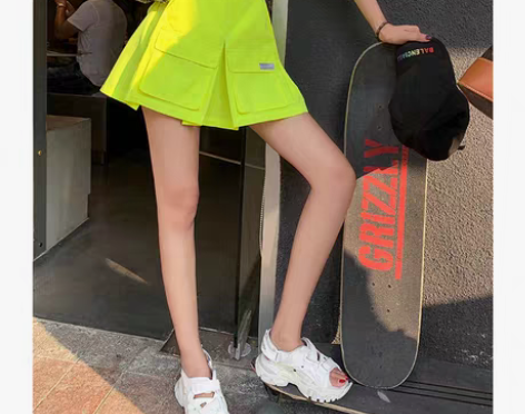 转卖【地球店】前卫吸睛荧光绿A字短裙202...