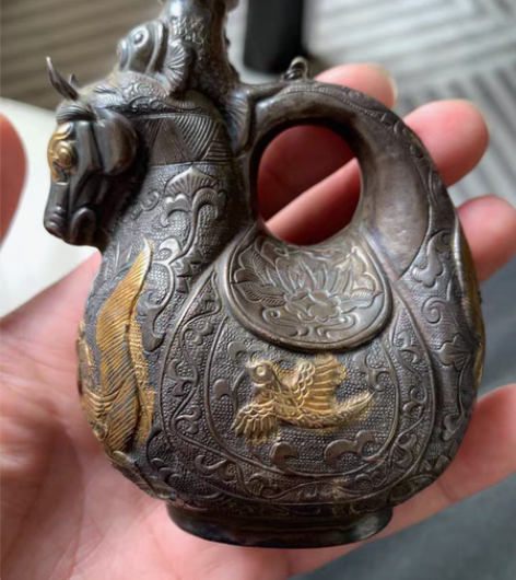 包邮银鎏金錾刻马首壶 手工工艺精湛 细致，...