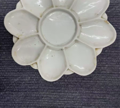 包邮民国白的花瓣纹调色盘,略有剥釉,比较少...