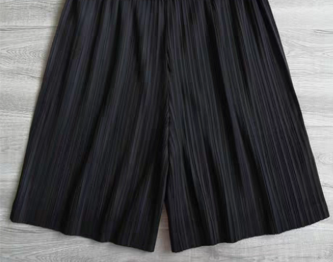 转卖凉快一夏！显瘦又舒适！松紧腰三宅褶皱短...