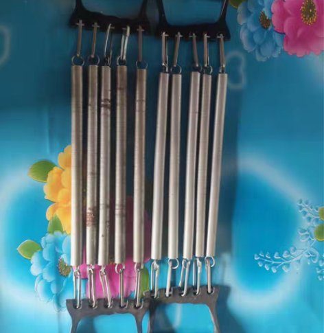 拉力器，两个，如图，放时间久了有些脏，给钱...