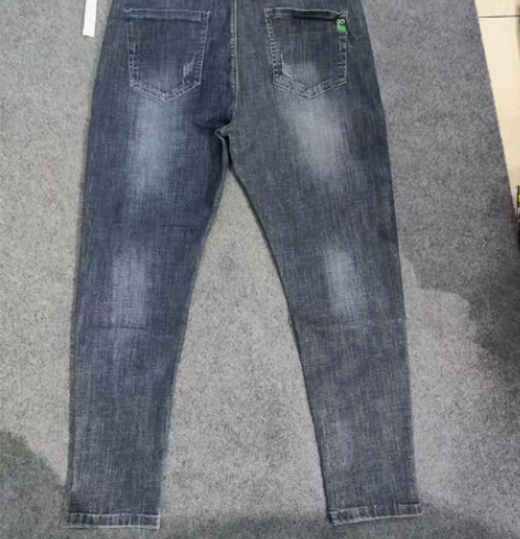 男士春秋款修身版牛仔裤32码，瑕疵是有一边...