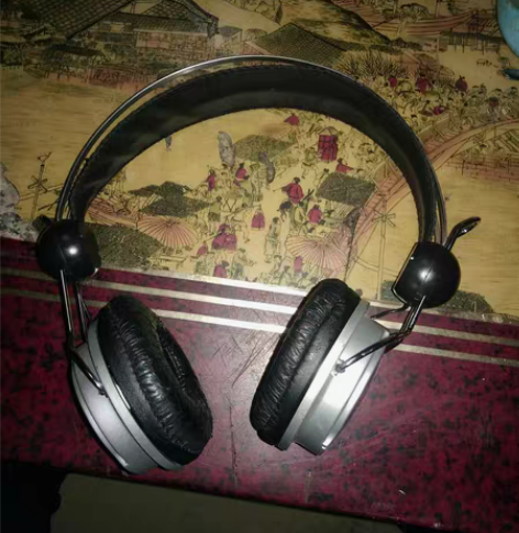 包邮头戴耳麦收音机。可以收调频广播功能正常...