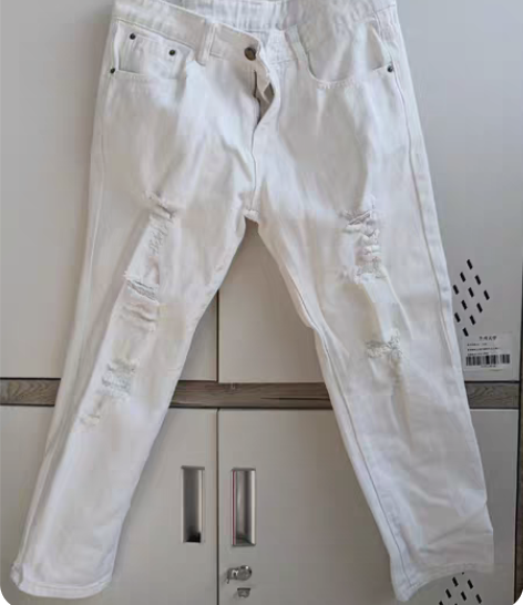 白色九分牛仔裤，姑姑买的，对我来说腰太大了...