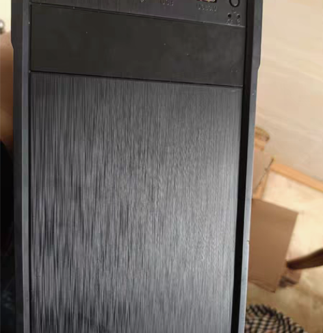 黑色普通机箱是新的，加个拆机电源400w电...