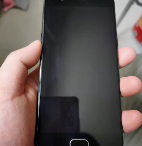 一加手机,内存8+128。 打游戏无压力,...