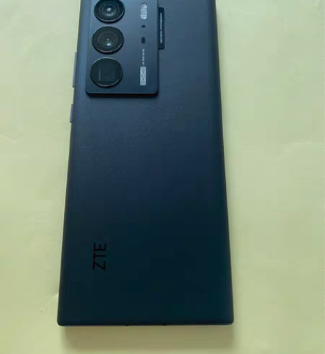 中兴Axon40ultra，内存8+256...