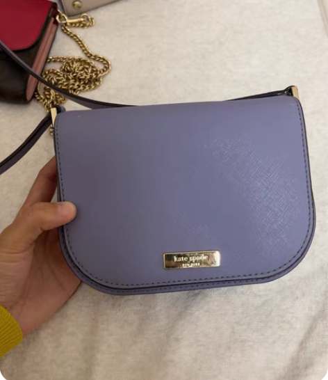 kate spade 翻盖斜挎包小号 背过...