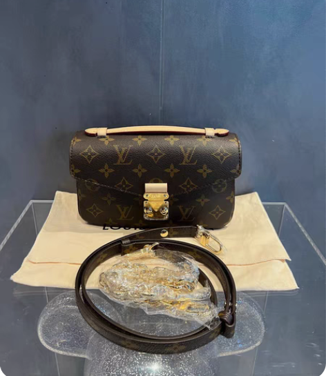 Lv 新款小号邮差 腋下/斜挎都可以 全新...