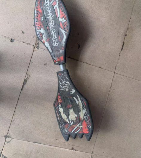 滑板有一点点灰擦一下就好了，开得贼快。 感...