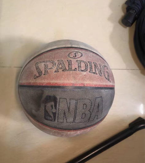包邮斯伯丁正品篮球，有轻微漏气。不影响使用...