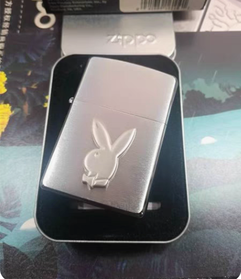 包邮全新Zippo,2004年镀铬拉丝花花...