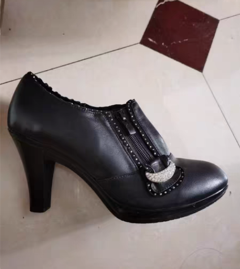 意尔康真皮高跟鞋，带钻显高档，特别显脚小，...