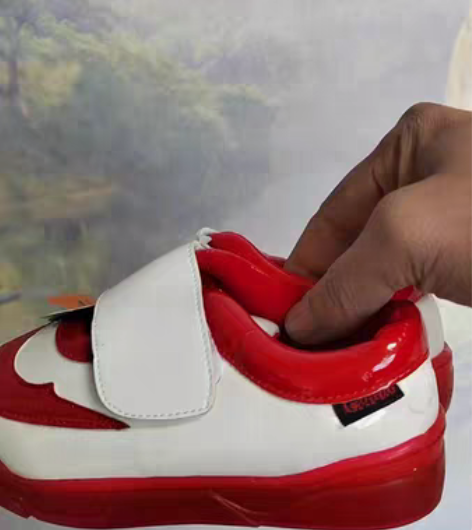 实体店倒闭原价259玩买35元，彩灯软底鞋...