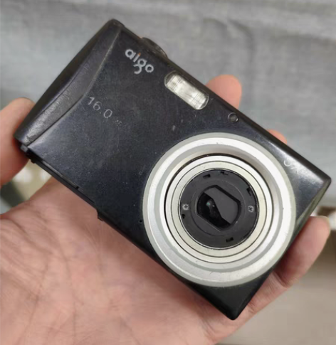 爱国者相机，具体啥型号不清楚了。电池盖没有...