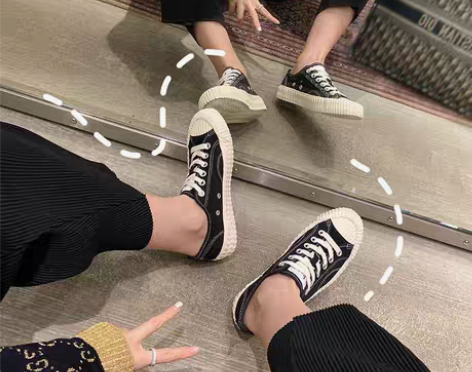 转卖christine sheii 帆布鞋...