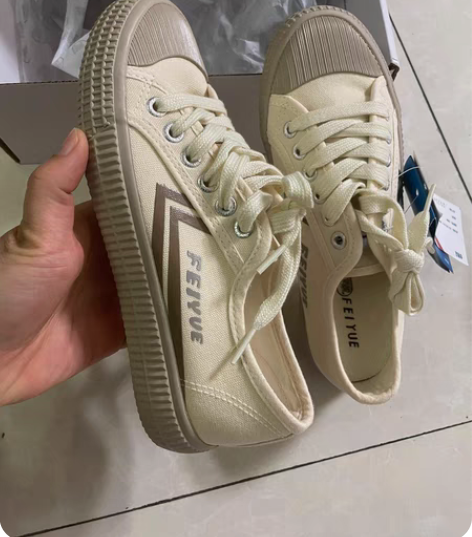 飞跃帆布鞋全新    35码   30一双...
