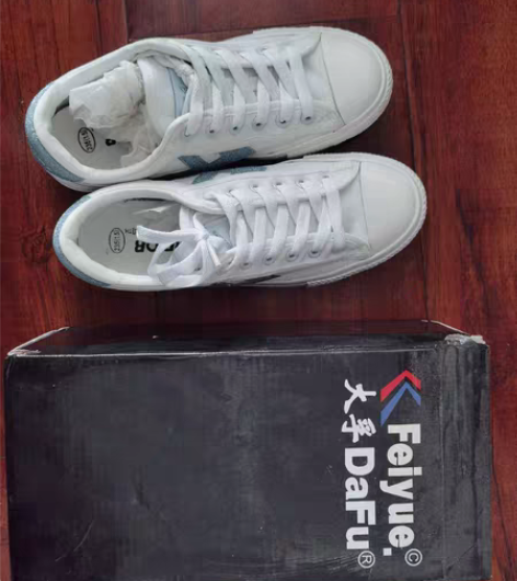 包邮飞跃帆布鞋，黑白两色，几乎全新，只穿过...