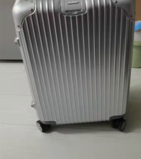保罗拉杆箱，专柜正品，9成新，银色，只出差...