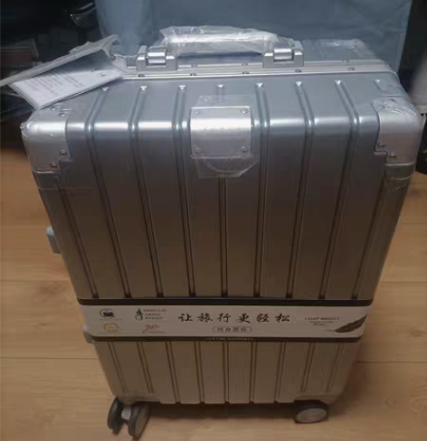 包邮想省钱的看过来，店面没开了出一批行李箱...