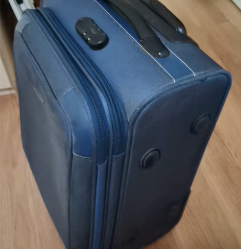 亨得利18寸拉杆箱，质量很好。 自提地点：...