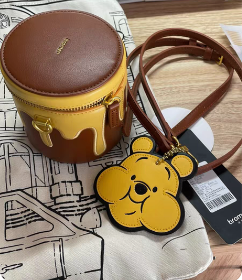 包邮不莱玫斜挎包迪士尼小熊维尼包包 全新吊...