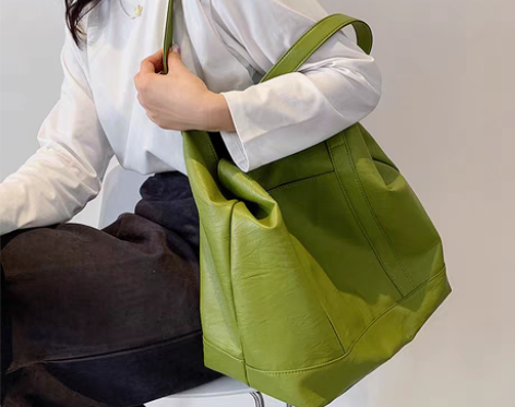 转卖绿色包包 这款包很大,外出可以装很多东...