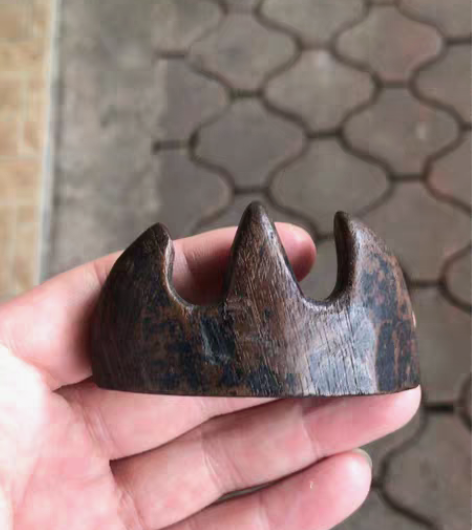 老沉香笔架，高6.8 X 3.6CM，不包...